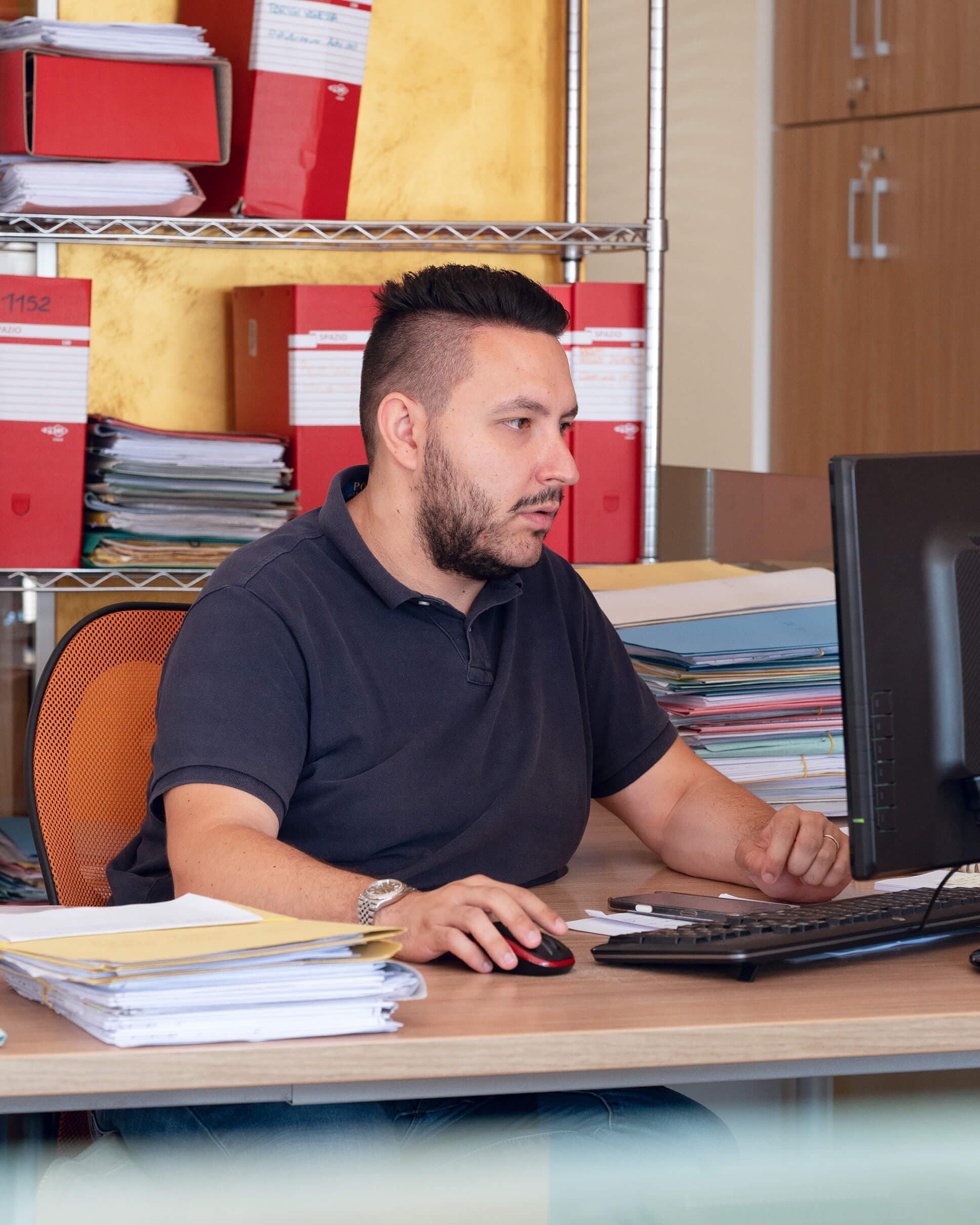 Un membro dello Studio Cancelli al lavoro in ufficio